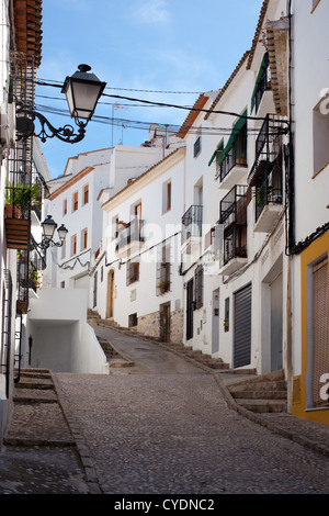 Straße bergauf in der Altstadt von Altea, Spanien Stockfoto