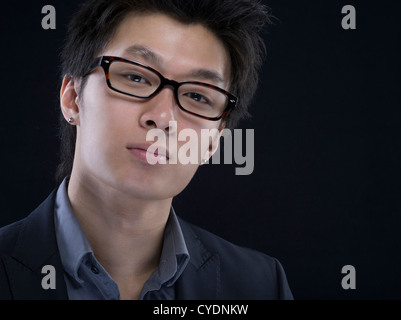 Junge asiatische Männer in Anzug und Gläser Stockfoto
