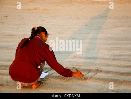 Schüler machen Schule Execices auf Sand Ngapali, Myanmar Stockfoto