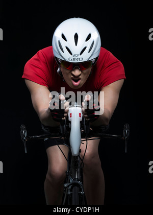 Triathlet / Zeit Studie Racer auf dem Fahrrad aero Helm Stockfoto