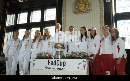 Prag, Tschechische Republik. 2. November 2012. Tennis-Auslosung der Fed-Cup-Finale, Tschechien - Serbien, findet statt am alten Rathaus in Prag, Tschechische Republik, 2. November 2012. Tschechische Tennis-Team, von links: Andrea Hlavackova, Lucie Hradecka, Lucie Safarova, Petra Kvitova, Petr Pala, serbische Tennis-Team, von links: Aleksandra Krunic, Jelena Jankovic, Dejan Vranes, Ana Ivanovic, Bojana Jovanovski. (CTK Foto/Michal Dolezal) Stockfoto