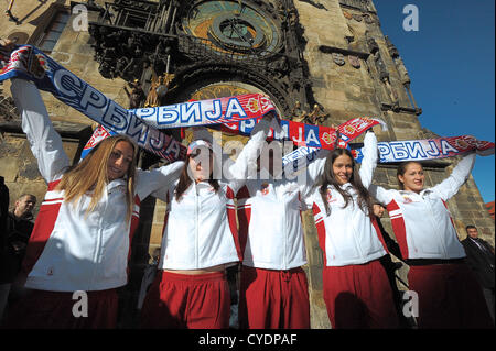 Prag, Tschechische Republik. 2. November 2012. Tennis-Auslosung der Fed-Cup-Finale, Tschechien - Serbien, findet statt am alten Rathaus in Prag, Tschechische Republik, 2. November 2012. Serbische Tennis-Team, von links: Aleksandra Krunic, Jelena Jankovic, Dejan Vranes, Ana Ivanovic, Bojana Jovanovski. (CTK Foto/Michal Dolezal) Stockfoto