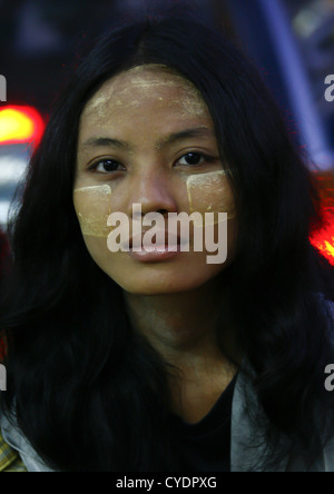 Frau mit Thanaka, Rangun, Myanmar Stockfoto