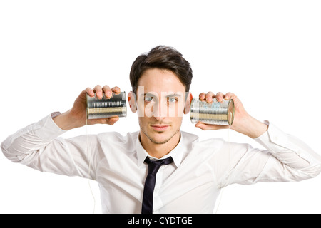 konzeptionelle Foto des Mannes mit zwei Zinn Telefone simulieren Telefonkonferenz Stockfoto