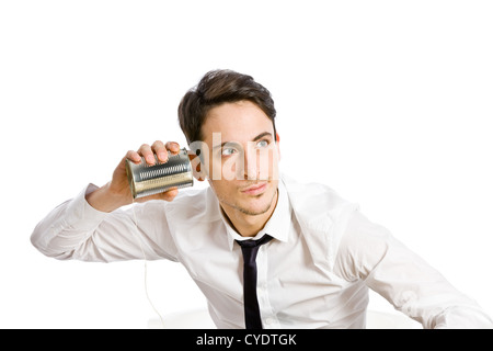 konzeptionelle Foto eines jungen Mannes mit Zinn Telefon, hört Stockfoto