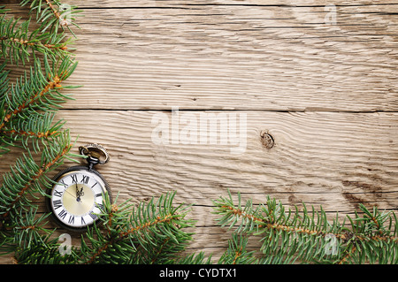 Weihnachtsbaum und Antike Uhr auf hölzernen Hintergrund Stockfoto