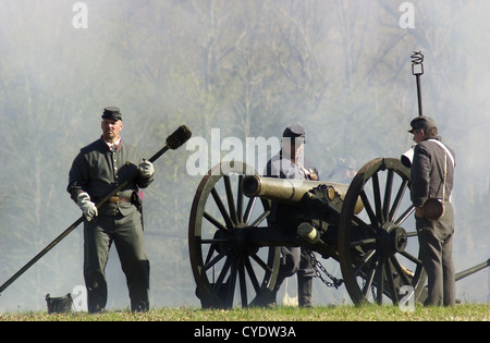 Verbündete Artillerie reenactors Vorbereitung einer 12-Pfünder Napoleon Feld Kanone abzufeuern. Digitale Fotografie Stockfoto