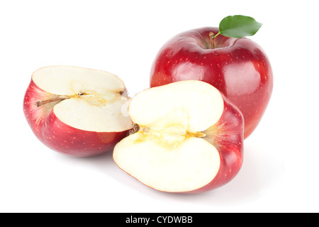 Ein reif Red Apple mit Blatt und zwei Hälften isoliert auf weißem Hintergrund Stockfoto