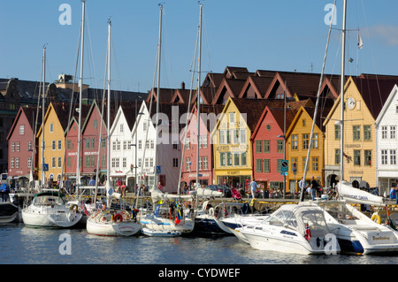 Vagen Hafen / Yachthafen mit Blick auf Bryggen, Bergen, Hordaland, Norwegen, UNESCO Welt Hertiage Website Stockfoto