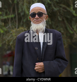 Alten uigurischen bärtiger Mann mit Sonnenbrille, Keriya, Xinjiang Uyghur autonome Region, China Stockfoto
