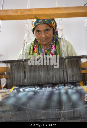 Uigurische Arbeiter In eine Seidenfabrik, Hotan, Xinjiang Uyghur autonome Region, China Stockfoto