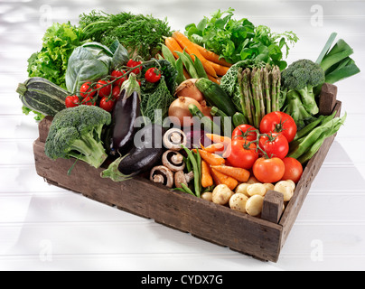 Schachtel mit frischem Gemüse Stockfoto