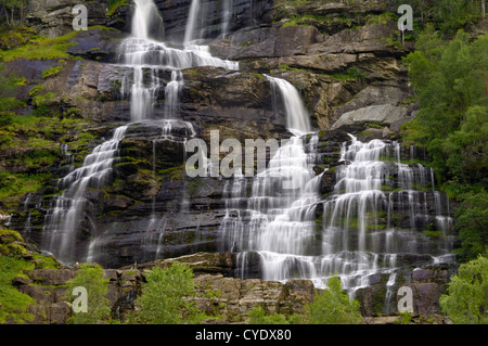 Tvindefossen Wasserfall, Strassenverlauf in der Nähe von Voss, Norwegen Hordaland Stockfoto