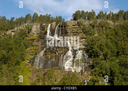 Tvindefossen Wasserfall, Strassenverlauf in der Nähe von Voss, Norwegen Hordaland Stockfoto