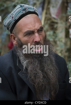 Uyghur Sufi Männer beten an Imam Asim Grab In der Taklamakan-Wüste, Xinjiang Uyghur autonome Region, China Stockfoto