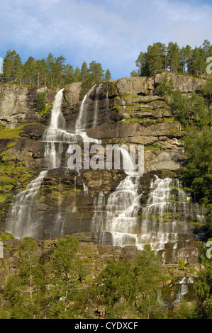 Tvindefossen Wasserfall, Strassenverlauf in der Nähe von Voss, Norwegen Hordaland Stockfoto