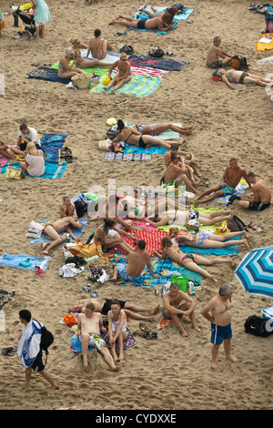 Niederlande, Scheveningen, in der Nähe von den Haag oder in Niederländisch: Den Haag. Leute, Sonnenbaden am Strand. Luftbild vom Pier entfernt. Stockfoto
