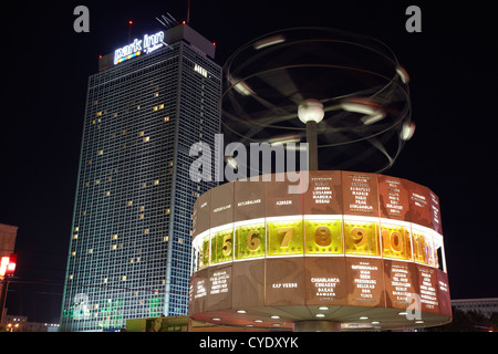 Alexanderplatz, Weltzeituhr in der Nacht und Park Inn Hochhaus, Berlin Stockfoto