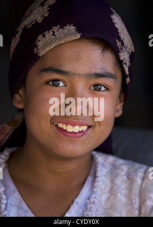 Lächelnde junge Frau Uyghur, Yarkand, Xinjiang Uyghur autonome Region, China Stockfoto