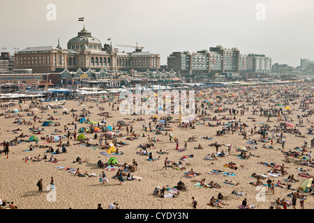 Niederlande, Scheveningen, den Haag oder in niederländischer Sprache. Leute, Sonnenbaden am Strand. Luft. Grand Hotel Amrâth Kurhaus. Stockfoto