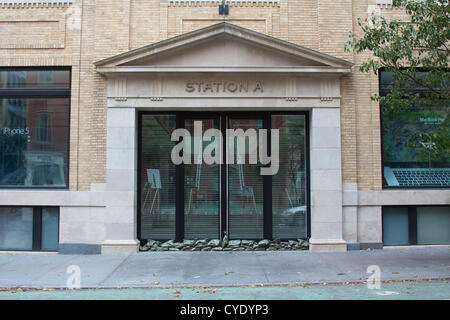 NEW YORK, NY, USA - 31. Oktober 2012: Apple Store Soho liegt verlassen nach Hurrikan Sandy, noch durch Sandsäcke in New York, NY, USA am 31. Oktober 2012 gegen Wassereinbruch geschützt. Stockfoto