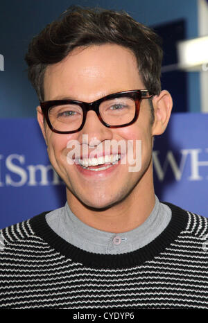 Milton Keynes, UK. 2. November 2012. Will Young besucht eine Signierstunde für sein Buch "Lustige eigentümliche" an WH Smith, Milton Keynes, Bucks, UK - 2. November 2012. Foto von Keith Mayhew/Alamy Live-Nachrichten Stockfoto