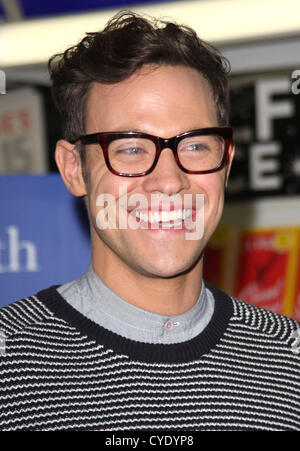 Milton Keynes, UK. 2. November 2012. Will Young besucht eine Signierstunde für sein Buch "Lustige eigentümliche" an WH Smith, Milton Keynes, Bucks, UK - 2. November 2012. Foto von Keith Mayhew/Alamy Live-Nachrichten Stockfoto