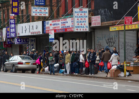 NEW YORK, NY, USA - 31. Oktober 2012: Leute warten auf "Chinatown Busse", nehmen Sie sie aus Mahattan nach Dienst nach Hurrican Sandy in New York, NY, USA, auf 31. Oktober 2012 fortgesetzt. Stockfoto