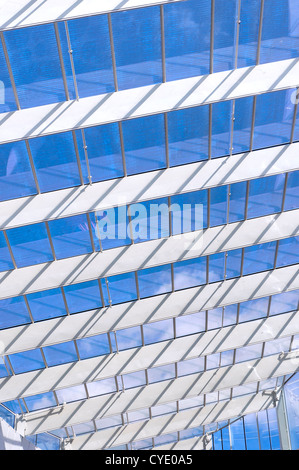 Atrium Glasdach in einem modernen Metropolitean Gebäude. Stockfoto