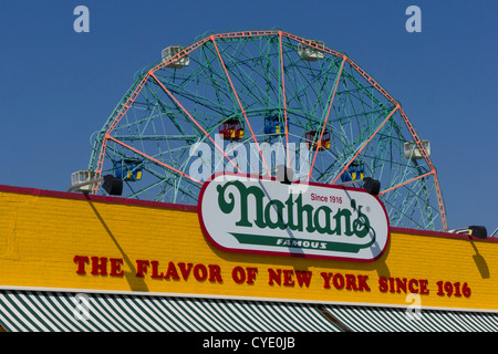 Wunder, dass Rad im Astroland Amusement Park auf Coney Island, mit Nathans berühmten hot Dog Restaurant New York, New York, Vereinigte Staaten Stockfoto