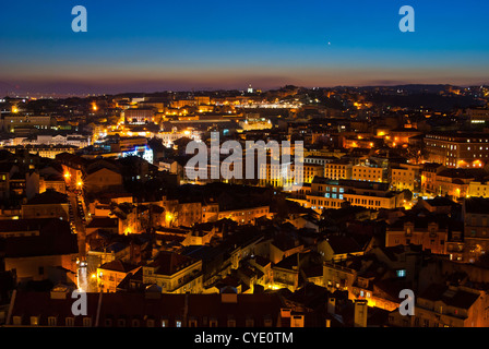 Alfama in Lissabon, Portugal: Panoramablick über Alfama bei Sonnenuntergang Stockfoto