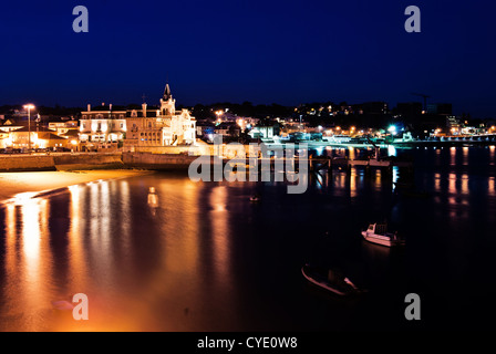 Nacht-Landschaft mit Strand und Boote in Praia Dos Pescadores (Cascais) Stockfoto