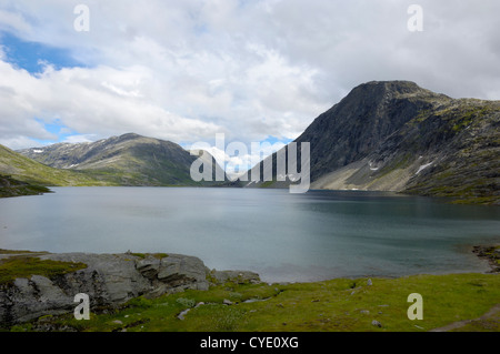 Berge und See Djupvatnet in der Nähe von Geiranger, mehr Og Romsdal, Norwegen Stockfoto