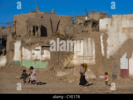 Familie vorbei In die abgerissenen alten Kashgar, Xinjiang Uyghur autonome Region, China Stockfoto