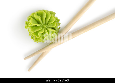 Hölzerne Stäbchen und Wasabi isoliert auf weißem Hintergrund Stockfoto