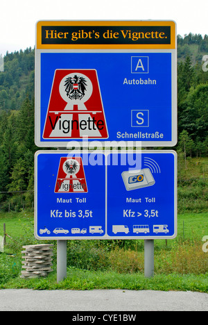 Sign post unter Bezugnahme auf die Vignetten-Pflicht auf Autobahnen in Österreich. Stockfoto