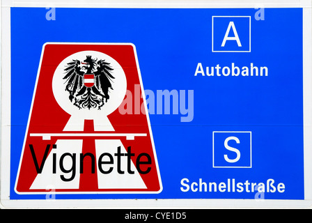 Sign post unter Bezugnahme auf die Vignetten-Pflicht auf Autobahnen in Österreich. Stockfoto