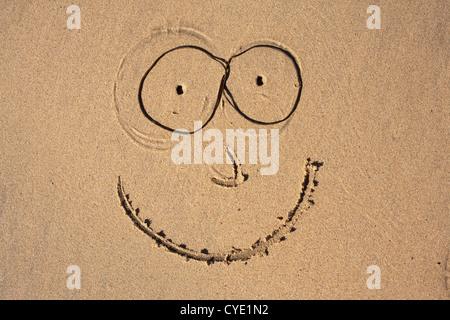 Smiley-Gesicht auf einem Cornish Strand mit Algen Brille in Sand gezeichnet Stockfoto