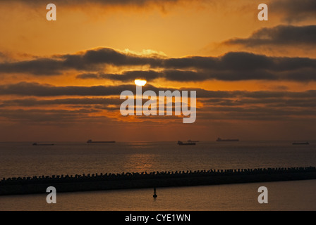 Sonnenaufgang über dem Schwarzen Meer bei Constanta Rumänien Stockfoto