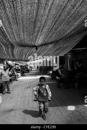 Kleiner Junge gehen Hin die Markthalle, Keriya, Xinjiang Uyghur autonome Region, China Stockfoto