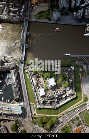 Luftbild von Tower Bridge und der Tower of London Stockfoto