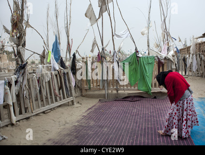 Frau beten am Imam Asim Grab In der Taklamakan-Wüste, Xinjiang Uyghur autonome Region, China Stockfoto