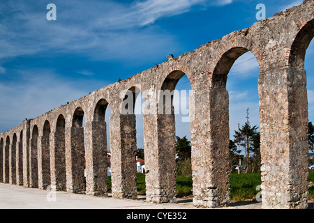 Obidos, Portugal: Antike römische Aquädukt in einem schönen Tag Stockfoto