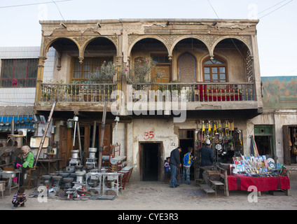 Geschäfte auf einem alten Uyghur Haus, Yarkand, Xinjiang Uyghur autonome Region, China Stockfoto