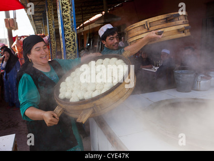 Uyghur Mann und Frau die Knödel In Serik Buya Markt, Yarkand, Xinjiang Uyghur autonome Region, China Stockfoto