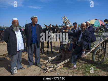 Uyghur Männer In Serik Buya Markt, Yarkand, Xinjiang Uyghur autonome Region, China Stockfoto