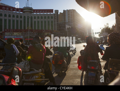 Elektro-Roller im modernen Teil von Kashgar, Xinjiang Uyghur autonome Region, China Stockfoto