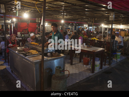 Imbissbuden In Night Market, Kashgar, Xinjiang Uyghur autonome Region, China Stockfoto