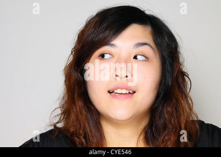 Asiatische Mädchen, denken und sehr neugierig Stockfoto
