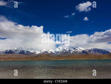 Berglandschaft bei Kara-Kul-See am Karakorum Highway, Xinjiang Uyghur autonome Region, China Stockfoto